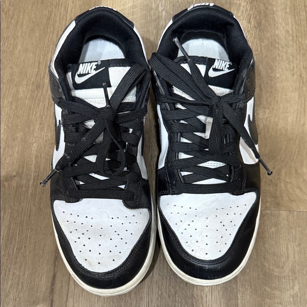 Nike Men's Black and White Sneakers size 8